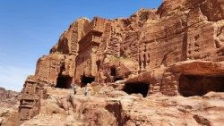Tras las huellas de las Escrituras: El viaje espiritual por Jordania que se hizo podcast
