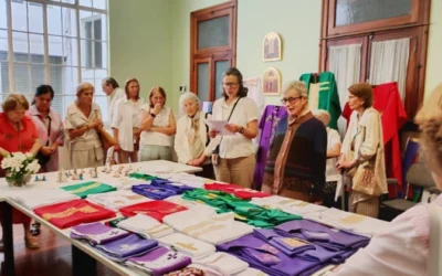 “Vestir al Señor”: las mujeres de Buenos Aires que hacen casullas para parroquias pobres desde hace más de un siglo