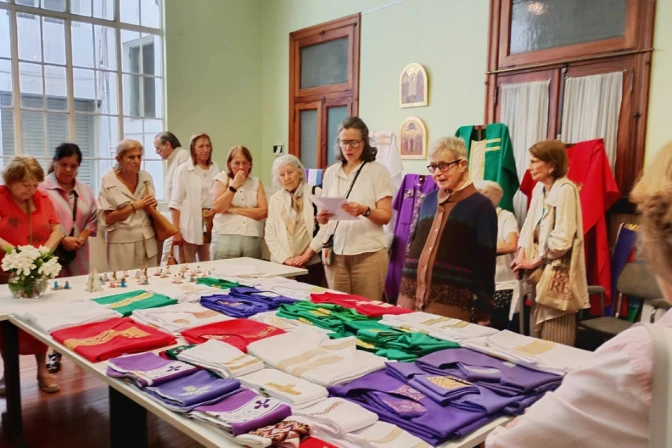 “Vestir al Señor”: las mujeres de Buenos Aires que hacen casullas para parroquias pobres desde hace más de un siglo