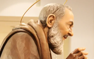 ¿Una imagen del Padre Pío que llora sangre? Misterioso fenómeno conmociona a una parroquia italiana