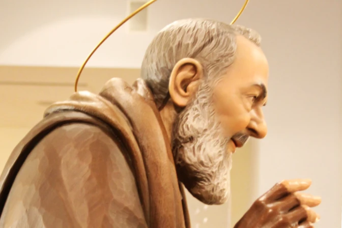 ¿Una imagen del Padre Pío que llora sangre? Misterioso fenómeno conmociona a una parroquia italiana