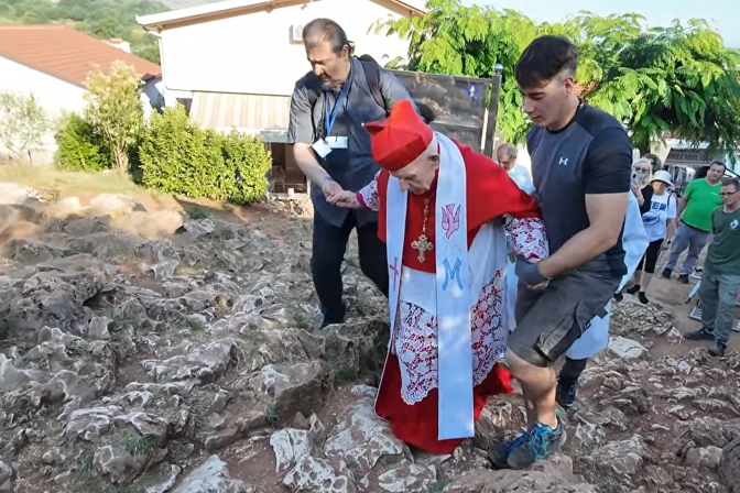 Cardenal de 97 años, torturado por el comunismo, sube a la colina de las apariciones de Medjugorje