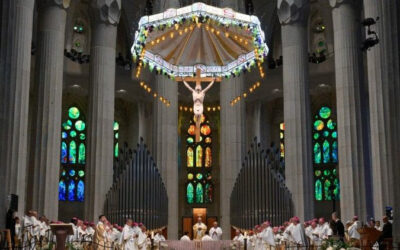 El Papa en la Sagrada Familia, la Iglesia más alta del mundo: Levantemos el rostro de quienes yacen en el polvo