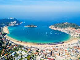 La ciudad del sur de Francia donde la cultura vasca se vive entre playas, castillos y acantilados