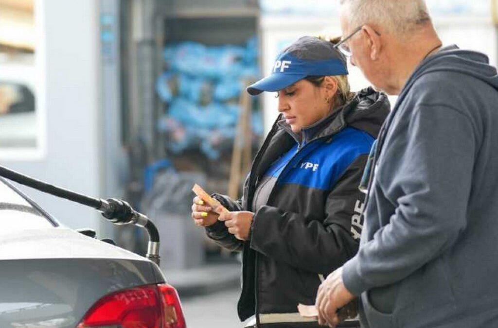 El laberinto de los surtidores: Por qué Argentina lidera el aumento de la nafta en la región pese al boom del petróleo