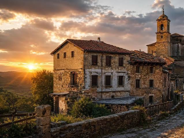 «El pueblo ideal para recorrer a pie calles medievales y alojarte en un castillo de lujo: catedral gótica y alcázar del siglo XII»