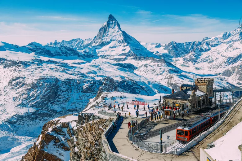 De picos nevados a lagos turquesa: los 10 paisajes que hacen de Suiza un país de otro planeta