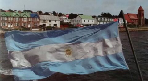 Reconocido periodista inglés publicó que «las Malvinas no pueden ser británicas para siempre» y desató la polémica en el Reino Unido