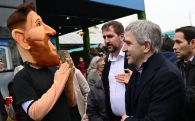 Luis Caputo visitó la Rural y enfrió las expectativas sobre un anuncio en la baja de las retenciones Luis Caputo visitó la Rural y enfrió las expectativas sobre un anuncio en la baja de las retenciones