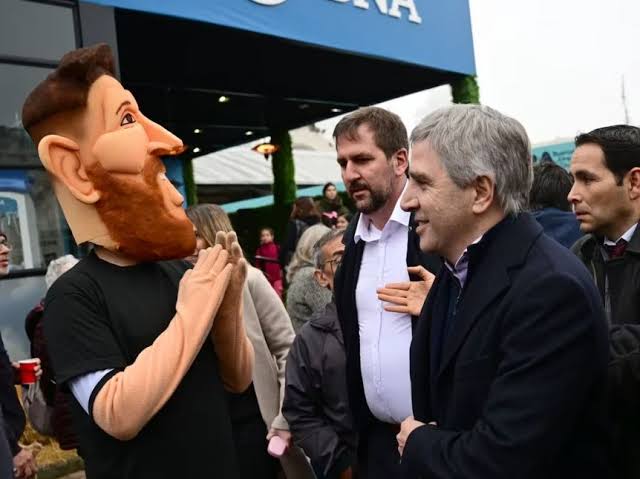 Luis Caputo visitó la Rural y enfrió las expectativas sobre un anuncio en la baja de las retenciones
