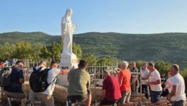 Fue restaurada la imagen de la Virgen en la Colina de las Apariciones de Medjugorje  y el programa vespertino se celebró en el altar exterior