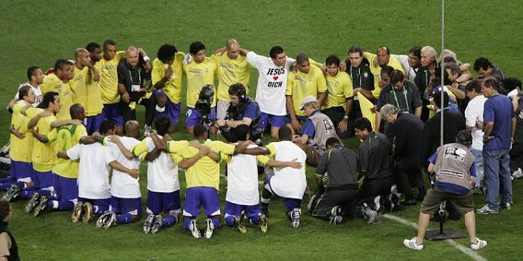 ¿Es la fe un obstáculo? ¿Por qué rezar fortalece la disciplina en la cancha? El debate sbre Brasil y sus jugadores evangélicos