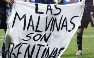 La historia de la bandera de Malvinas que terminó en manos de los jugadores argentinos