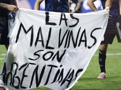 La historia de la bandera de Malvinas que terminó en manos de los jugadores argentinos