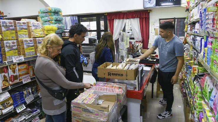 Las pymes vendieron un poco más, pero el Mundial y el aguinaldo no alcanzaron para cortar la racha negativa