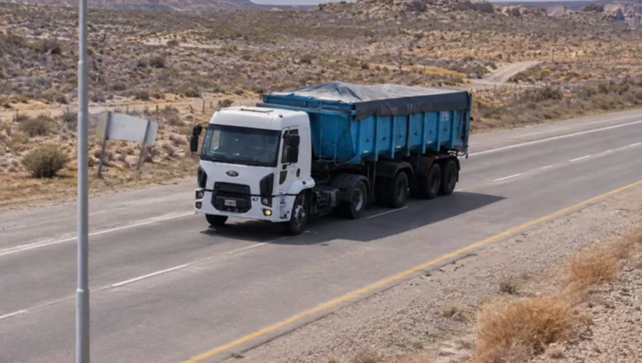 La colosal arteria sobre ruedas que alimenta Vaca Muerta: el desafío de mover millones de toneladas de arena