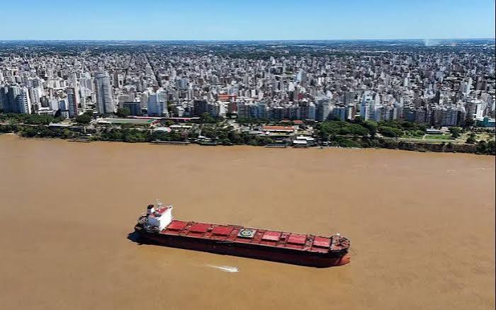 Conflicto en puertos: El Gobierno acordó con los prácticos una rebaja y se levantó el paro