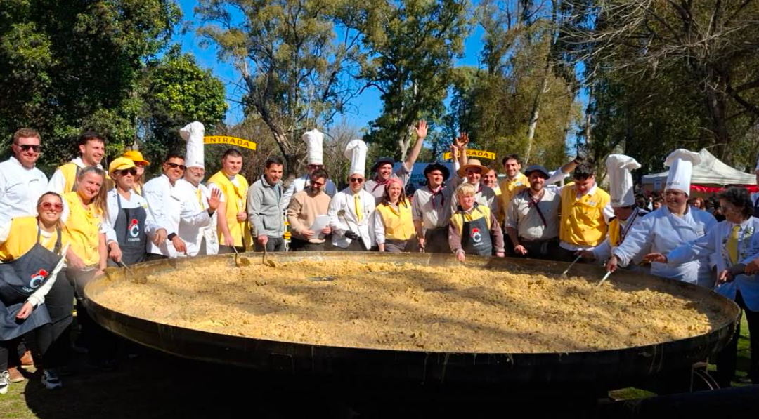 Un fiesta multitudinaria en Boulogne: se preparó un impresionante omelette gigante de 10.000 huevos para celebrar junto a más de 2.500 vecinos