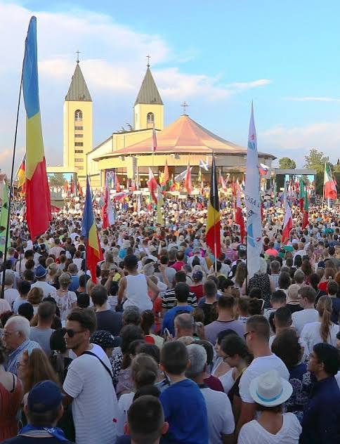 El Papa invitó a los jóvenes reunidos en Medjugorje a encontrar la verdadera felicidad en Cristo y no en las cosas pasajeras