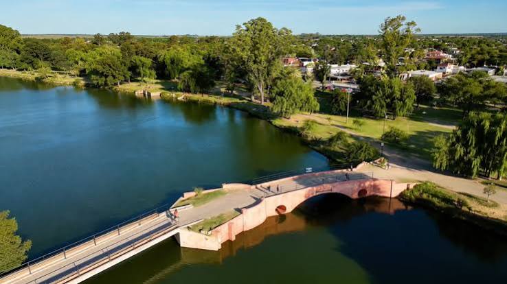 Costanera, parrillas y asado a la estaca: el pueblito gauchesco que transforma su río para evitar inundaciones y recibir más turismo