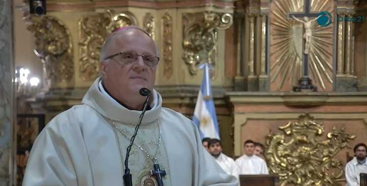 El nuncio Banach llega a la Argentina con un mensaje de amor del papa León XIV