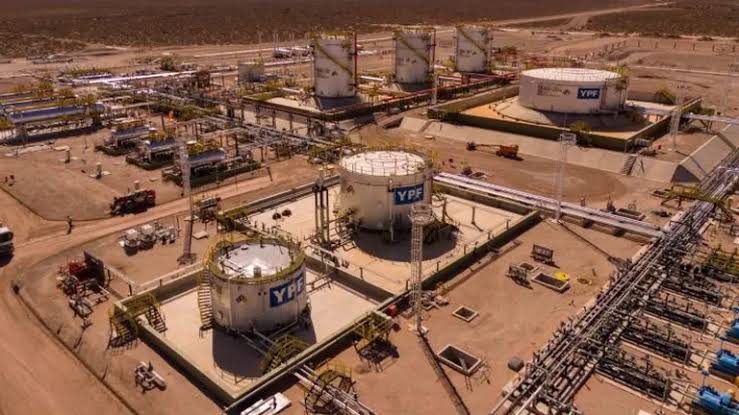 Vaca Muerta sobre ruedas: la maratón de más de 1.000 kilómetros que sostiene el boom de la arena