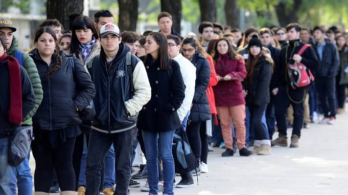 La UCA reveló el problema laboral de los jóvenes: 7 de cada 10 no trabajan o lo hacen informalmente