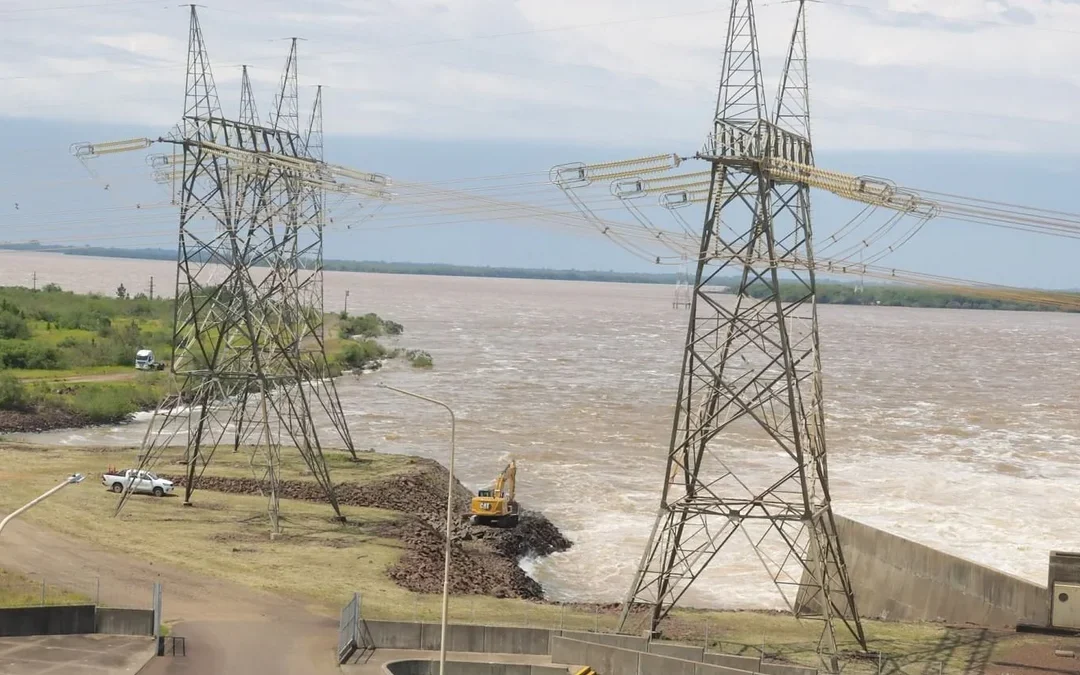 Trabajos de emergencia en Yacyretá para proteger las torres de alta tensión tras la crecida del río Paraná