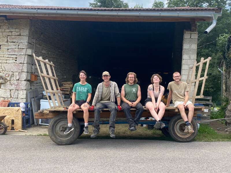 Una eco-granja francesa busca voluntarios para vivir entre montañas trabajando solo diez horas semanales
