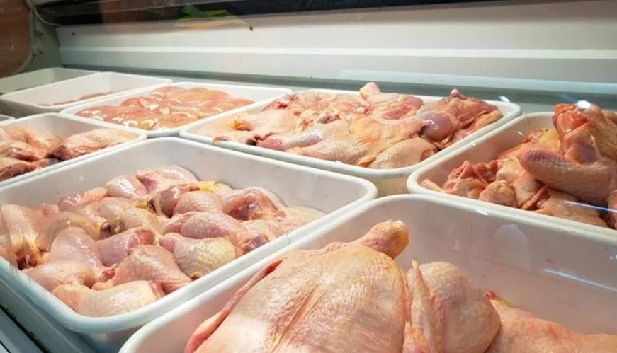 El consumo de pollo superó por primera vez en la historia al de carne vacuna en argentina