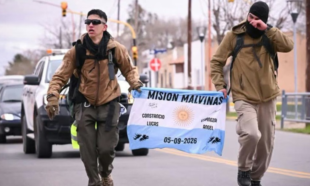 Misión Malvinas: dos jóvenes de 22 años caminaron 80 kilómetros bajo cero para homenajear a los veteranos
