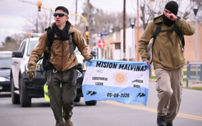 Misión Malvinas: dos jóvenes de 22 años caminaron 80 kilómetros bajo cero para homenajear a los veteranos