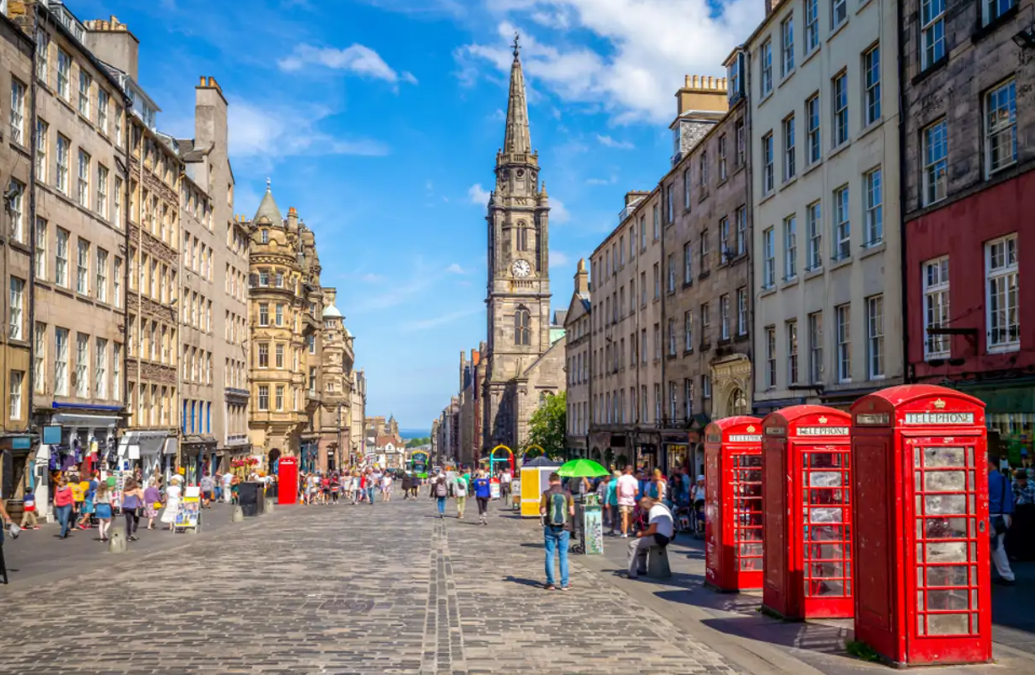 Edimburgo, un paseo entre castillos, callejones y escritores por la ciudad más literaria de Escocia
