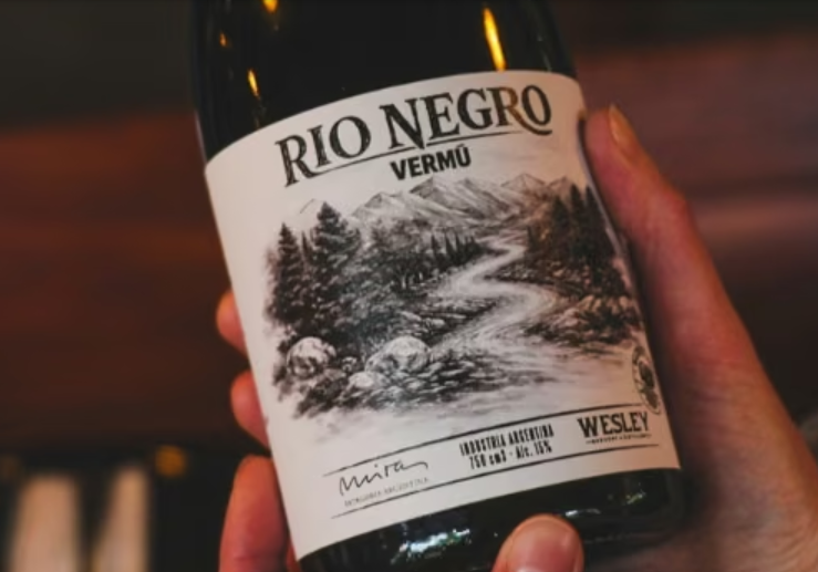Cerveceros y bodegueros rionegrinos se unen para crear un vermut de malbec con agua de la cordillera