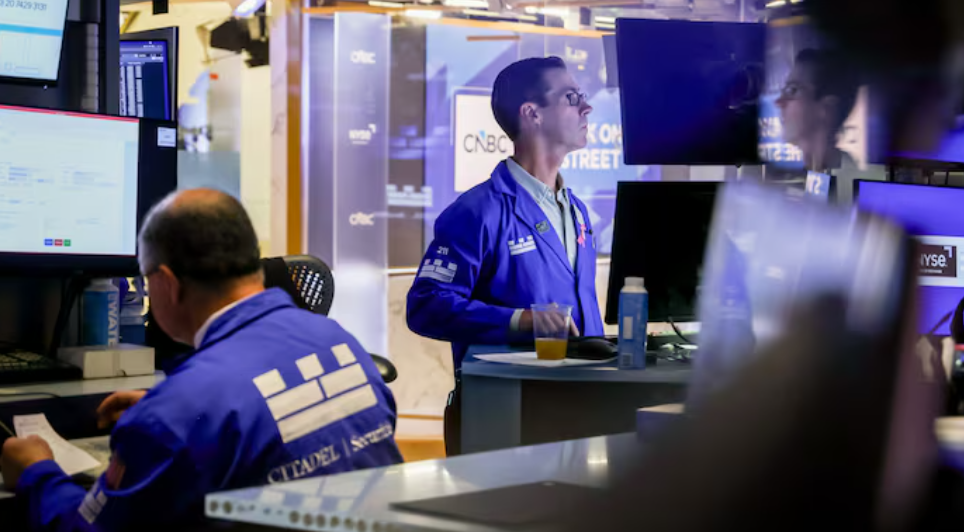 Wall Street frena el paso tras la decisión de la Fed mientras el petróleo se dispara