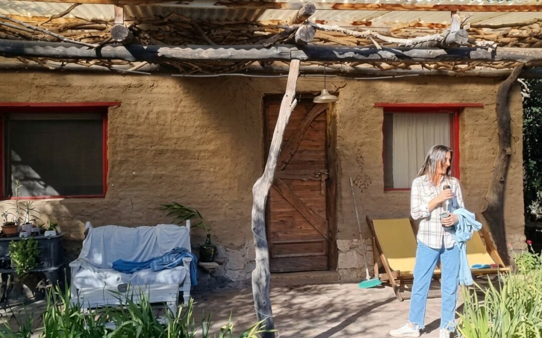 Cambio rotundo. Dejó Buenos Aires y construyó una casa de adobe en Traslasierra: hoy tiene un ecoglamping