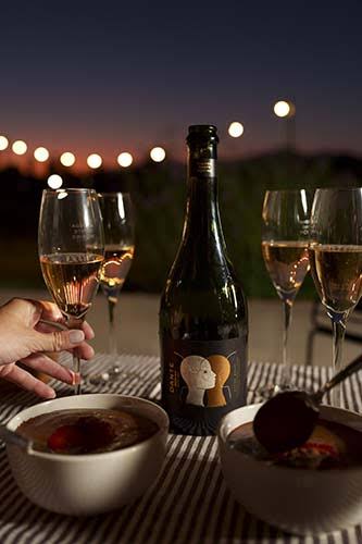 Día del Espumante: cómo se elabora, qué diferencia hay con el champagne y con qué comidas maridarlo
