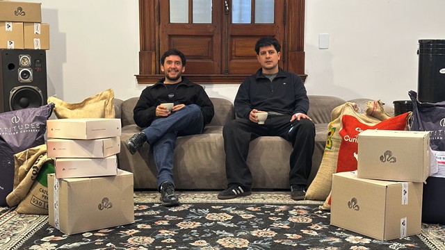 De un departamento en Quilmes a un tostadero de café: la historia de dos ingenieros que apostaron por el grano verde