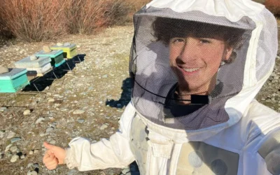 A los 18 años, un joven de Junín de los Andes convirtió cuatro colmenas en una marca de miel y sueña con crear una escuela de apicultores A los 18 años, un joven de Junín de los Andes convirtió cuatro colmenas en una marca de miel y sueña con crear una escuela de apicultores