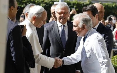 El Papa tuvo una “evolución posoperatoria normal” y caminó por la habitación, había pasado una noche tranquila. Dudas sobre su viaje a la Argentina El Papa tuvo una “evolución posoperatoria normal” y caminó por la habitación, había pasado una noche tranquila. Dudas sobre su viaje a la Argentina