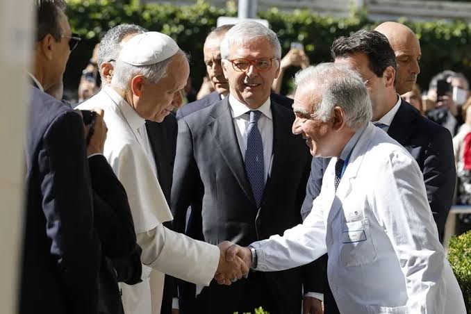 El Papa tuvo una “evolución posoperatoria normal” y caminó por la habitación, había pasado una noche tranquila