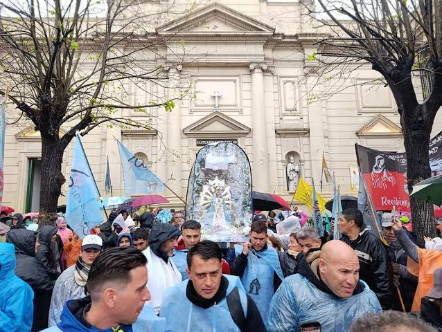 La peregrinación a Luján bajo lluvia con la Virgen tapada, trenes adicionales y operativo de seguridad