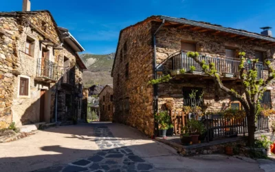 El pueblo de pizarra negra que deslumbras en otoño con su cascada gigante El pueblo de pizarra negra que deslumbras en otoño con su cascada gigante