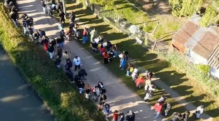 Largas filas en Ezeiza para conseguir uno de los cuarenta puestos de trabajo ofrecidos por un mayorista