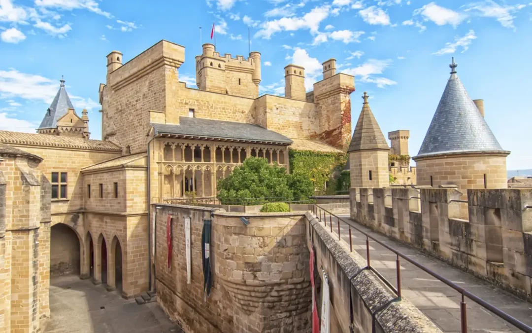 El fascinante castillo medieval de Navarra que escondía un zoo real con jirafas y leones